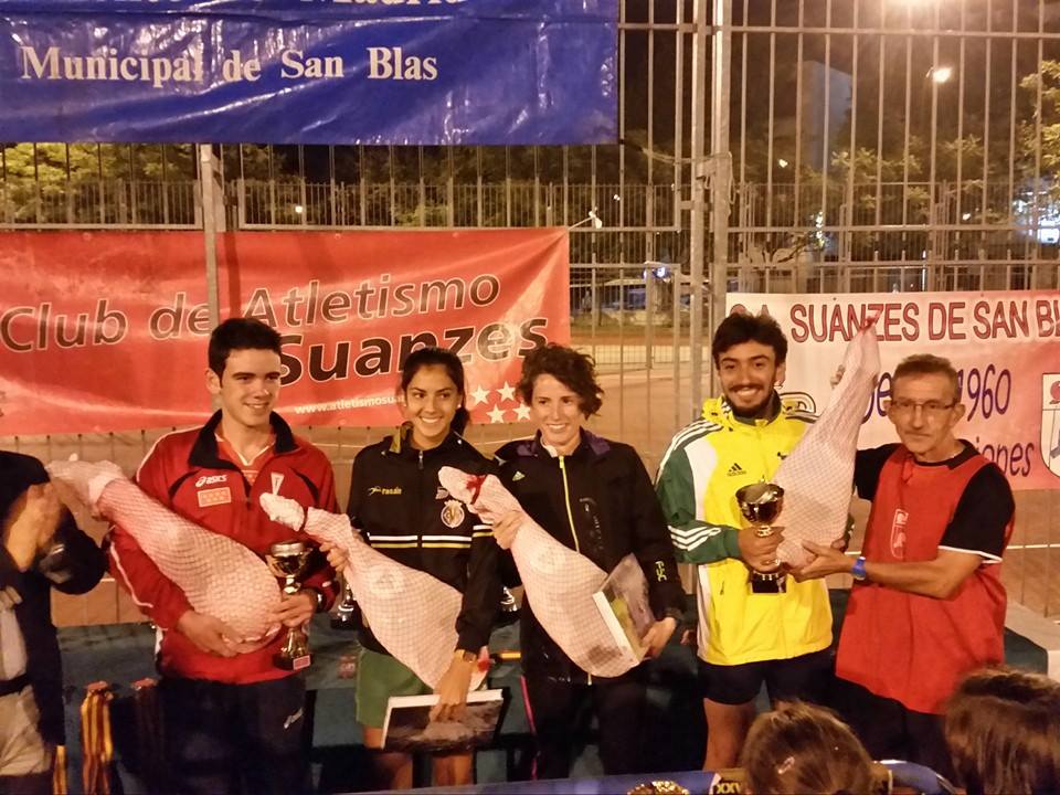 Diego, Lidia, Clara y Fernando, ganadores de la marcha y carrera, junto a Isidro Rdguez.